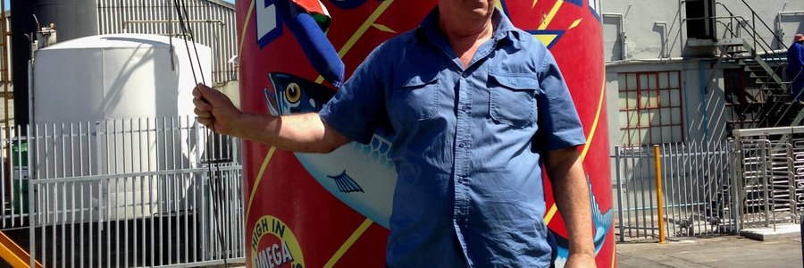 Dit is jaarliks tradisie by Gansbaai Marine om iemand aan te wys wat die landsvlag op die laaste produksiedag stryk, en vanjaar is hierdie eervolle taak aan Flip Fourie opgedra, wat hier besig is om dit uit te voer.